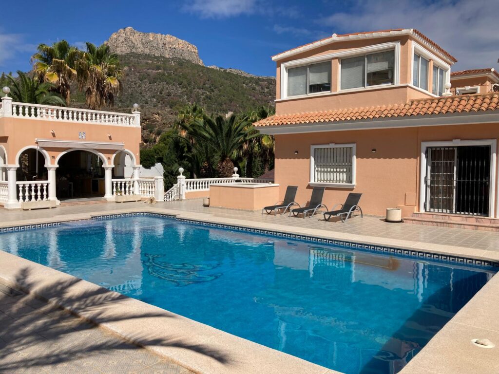 Villa de Lujo a la venta en Calpe con Vistas al mar